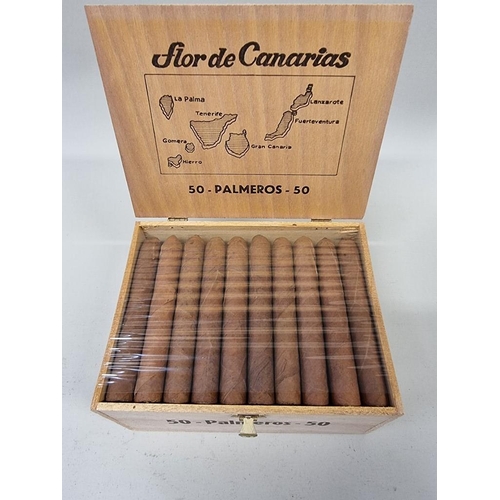 211 - A sealed box of 50 Flor de Canarios 'Palmeros' cigars.