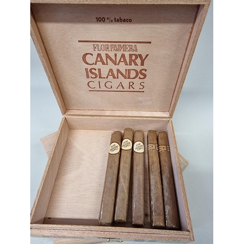 213 - Two sealed boxes of 20 Flor Palmera 'Corona' cigars; together with another part box of 5.... 