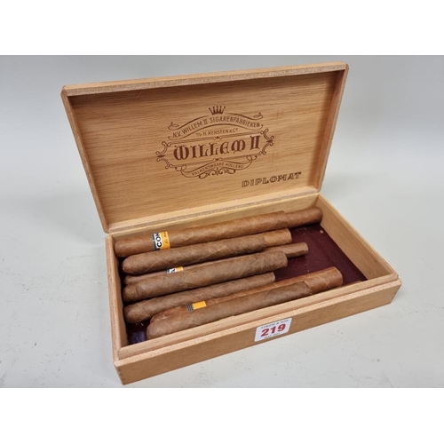 219 - Six various Cohiba cigars, comprising: four 7in Esplendidos; and two 7 1/2in Lanceros examples. (6)... 