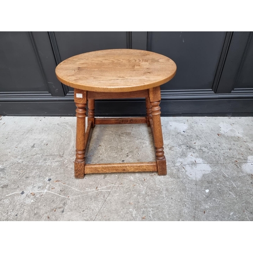 1040 - An oak circular occasional table, 53.5cm wide.
