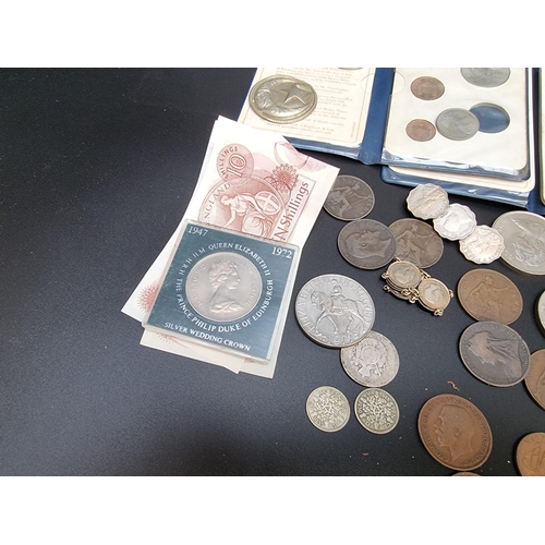 490 - Coins: a small collection of UK coins and bank notes; to include a few silver examples.... 