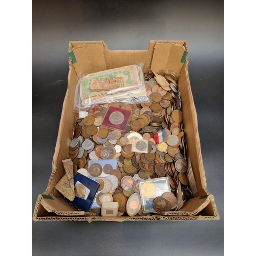 496 - Coins: a large quantity of UK and world coins and banknotes.