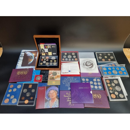 498 - Coins: a quantity of Royal Mint coin collections; to include a 1997 UK deluxe proof set, with CoA an... 