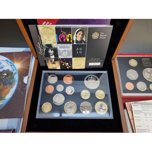 498 - Coins: a quantity of Royal Mint coin collections; to include a 1997 UK deluxe proof set, with CoA an... 