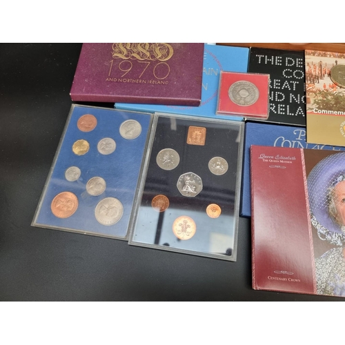 498 - Coins: a quantity of Royal Mint coin collections; to include a 1997 UK deluxe proof set, with CoA an... 