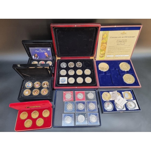 499 - Coins: a quantity of boxed commemorative medals, coins and similar.