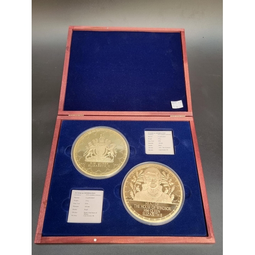 500 - Medals: a 2016 cased pair of gold plated Elizabeth II commemorative medals, with CoA.... 