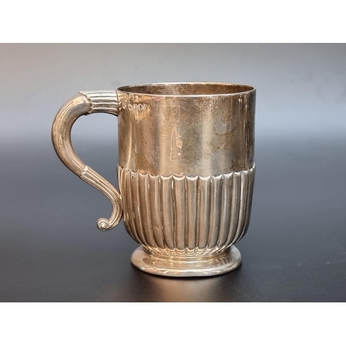 511 - A Victorian silver half pint mug, by Walter & John Barnard, London 1889, 9cm high, 170g.... 