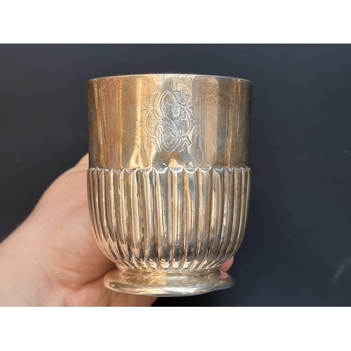 511 - A Victorian silver half pint mug, by Walter & John Barnard, London 1889, 9cm high, 170g.... 