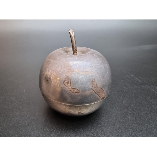 515 - A Victorian silver novelty apple cotton box, by W & G Neal, London 1900, 7cm high, 111.4g.... 