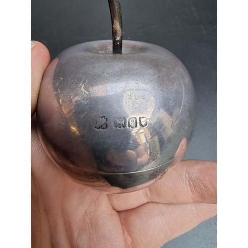 515 - A Victorian silver novelty apple cotton box, by W & G Neal, London 1900, 7cm high, 111.4g.... 