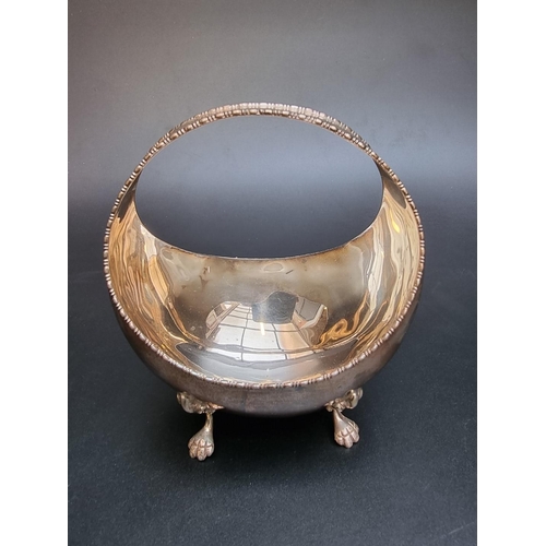 523 - A silver bonbon basket, by Henry Matthews, Birmingham 1910, 13cm high, 124g.