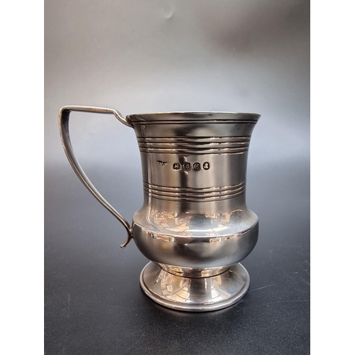 528 - A George III silver baluster mug, by W ?, London 1818, 8cm, 115g.