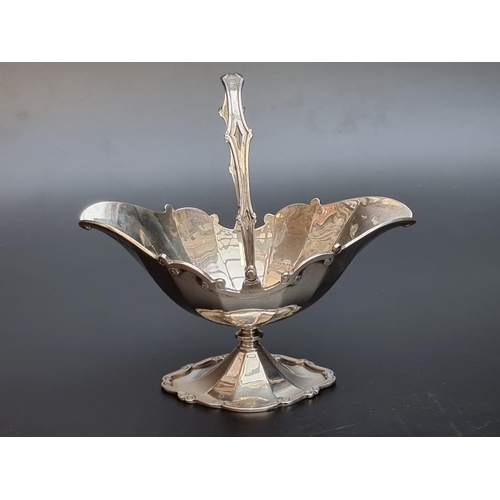 542 - A Scottish silver swing handled bonbon basket, by R & W Sorley, Glasgow 1910, 14cm wide, 136g.... 