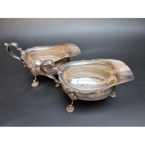 546 - A pair of Georgian style silver sauce boats, by William Suckling Ltd, Birmingham 1932, 469g.... 