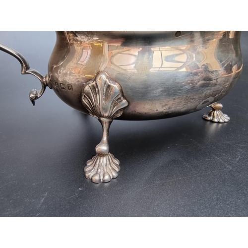 546 - A pair of Georgian style silver sauce boats, by William Suckling Ltd, Birmingham 1932, 469g.... 