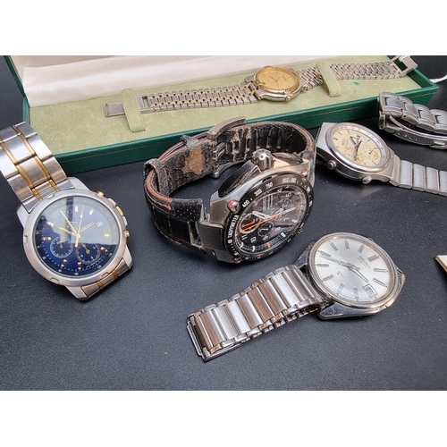 877 - A Gucci 9000M two tone quartz wristwatch, boxed; together with five Seiko wristwatches. (6)... 