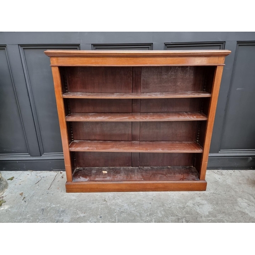 1070 - A mahogany open bookcase, with three adjustable shelves, 121.5cm wide. 