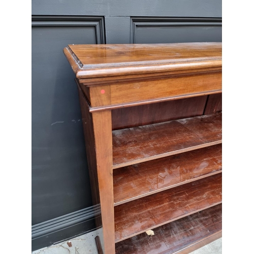 1070 - A mahogany open bookcase, with three adjustable shelves, 121.5cm wide. 