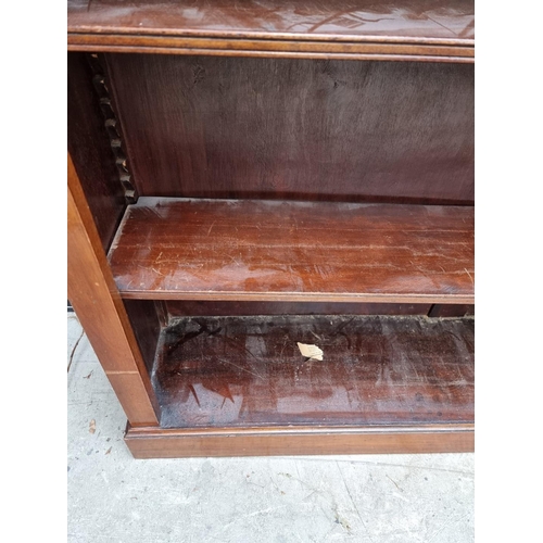 1070 - A mahogany open bookcase, with three adjustable shelves, 121.5cm wide. 