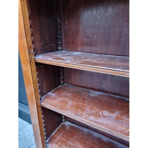 1070 - A mahogany open bookcase, with three adjustable shelves, 121.5cm wide. 