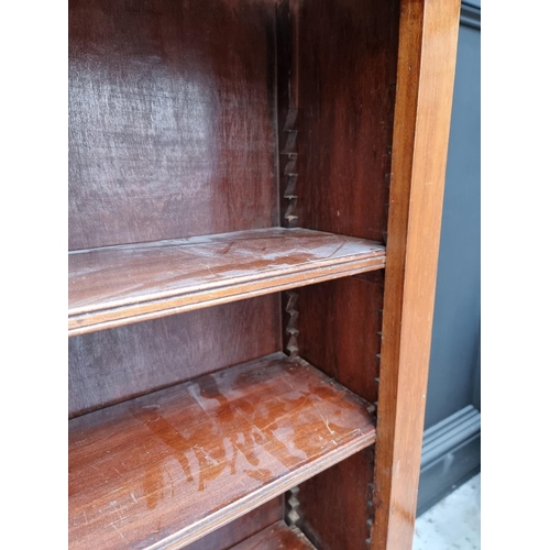 1070 - A mahogany open bookcase, with three adjustable shelves, 121.5cm wide. 