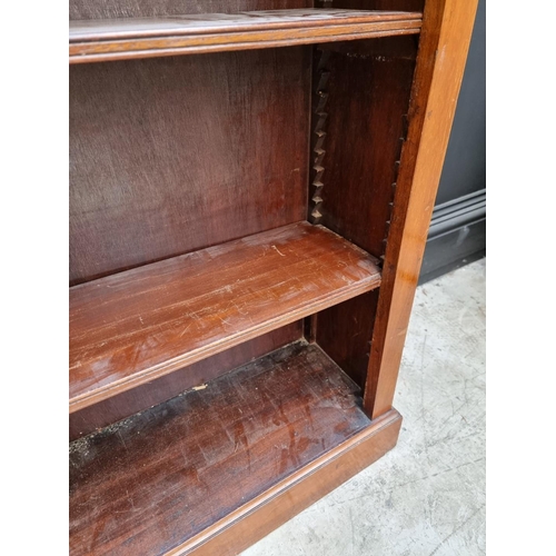 1070 - A mahogany open bookcase, with three adjustable shelves, 121.5cm wide. 