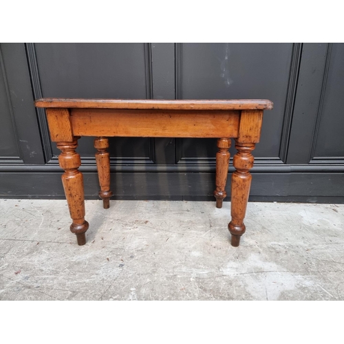 1073 - A Victorian oak luggage stand, stamped 'Gillows 2910', 60.5cm wide. 