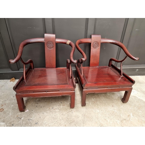 1086 - A pair of Chinese hardwood horseshoe or quanyi chairs, (s.d.).