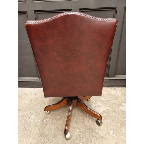 1087 - A modern red buttoned leather desk chair. 