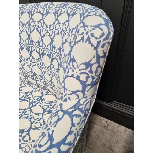 1099 - A contemporary blue and white upholstered settee, 175cm wide. 