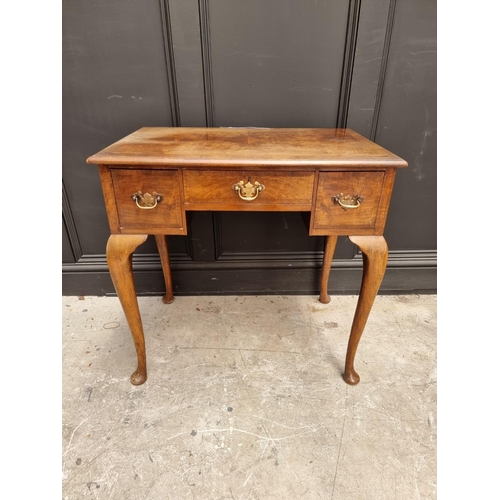 1101 - An 18th century style walnut and crossbanded kneehole table, on cabriole legs, 73cm wide.... 