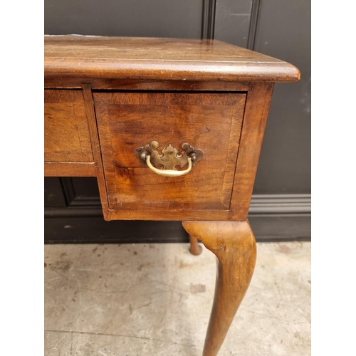 1101 - An 18th century style walnut and crossbanded kneehole table, on cabriole legs, 73cm wide.... 