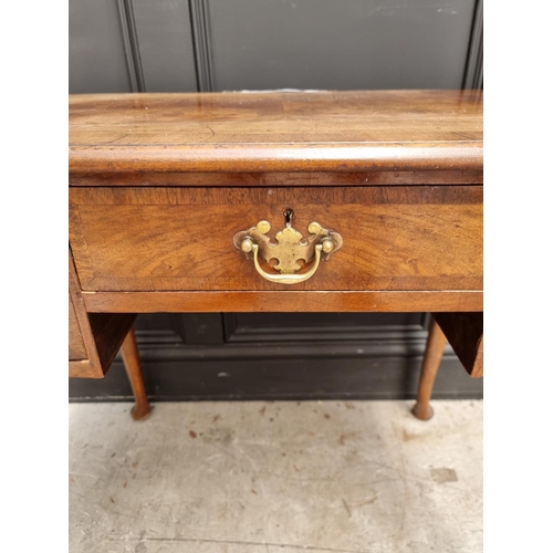 1101 - An 18th century style walnut and crossbanded kneehole table, on cabriole legs, 73cm wide.... 