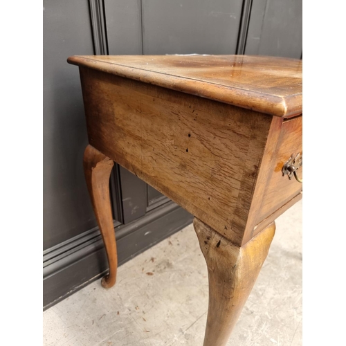 1101 - An 18th century style walnut and crossbanded kneehole table, on cabriole legs, 73cm wide.... 