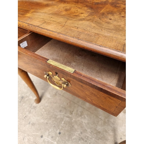 1101 - An 18th century style walnut and crossbanded kneehole table, on cabriole legs, 73cm wide.... 