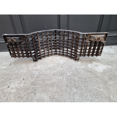 1341 - Automobilia: a 1941 chrome Cadillac Series 62 radiator grille, 33cm high x 101.5cm wide.... 