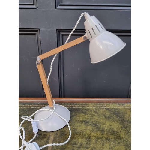 1180 - A modern articulated desk lamp.