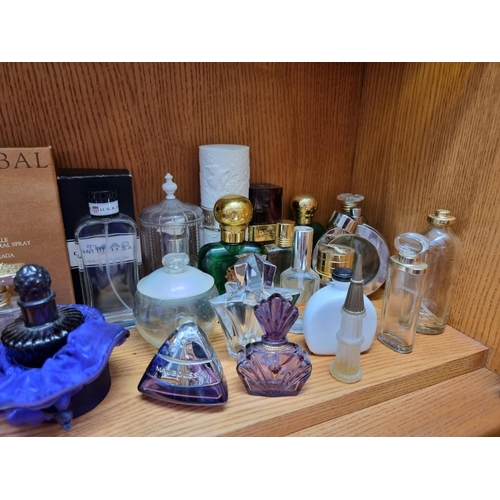 1224 - A collection of vintage perfumes, to include a large quantity of empty bottles. ... 