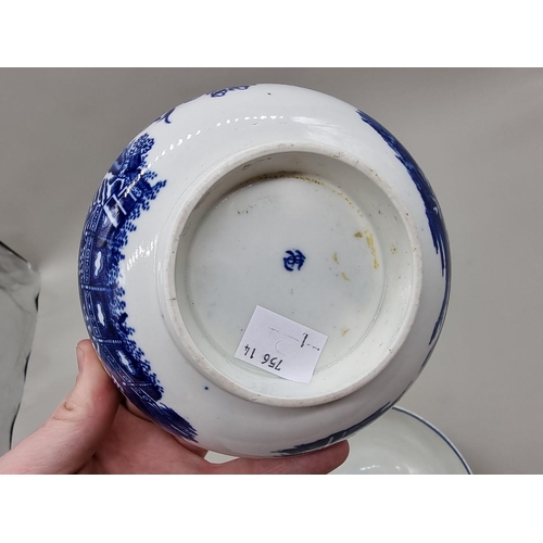 1253 - A Worcester first period 'Three Flowers' pattern blue and white bowl, 17cm diameter, together with a... 