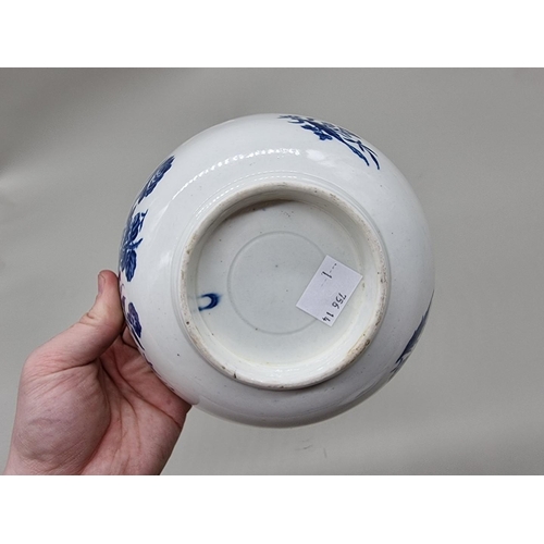 1253 - A Worcester first period 'Three Flowers' pattern blue and white bowl, 17cm diameter, together with a... 