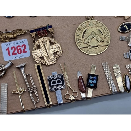 1262 - A collection of tie pins and badges. 