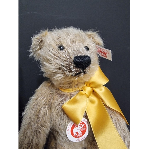 3 - Steiff: two modern limited edition bears, comprising: 'Jack' No.662546; and No.038860. (2)... 