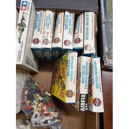 60 - Airfix: a large collection of Airfix scale soldiers, some in original boxes and partially painted; t... 