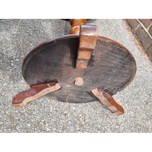 1101 - An 18th century style walnut and crossbanded kneehole table, on cabriole legs, 73cm wide.... 