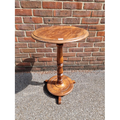 1102 - A mahogany circular pedestal occasional table, 48cm diameter. 