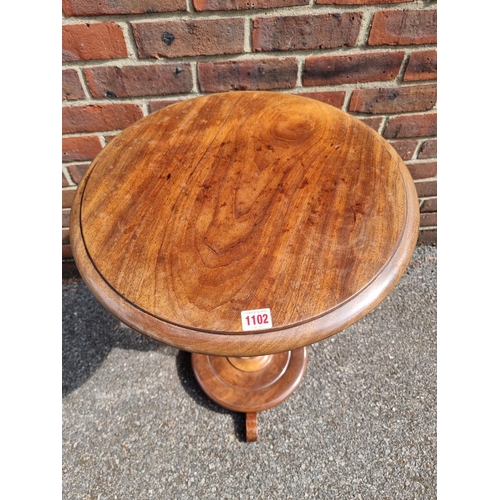 1102 - A mahogany circular pedestal occasional table, 48cm diameter. 