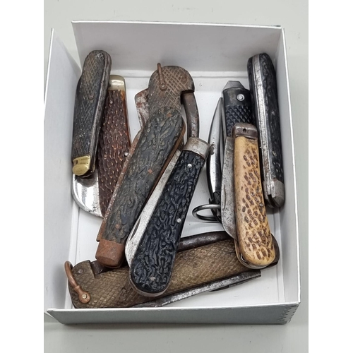 1505 - Nine antler handled and other similar vintage knives. 