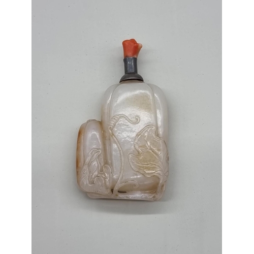 1513 - A good Chinese carved white jade gourd form snuff bottle, relief carved with trailing leaves, w... 