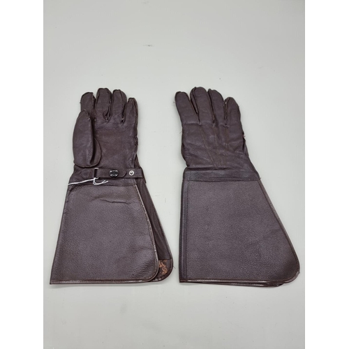 1607 - A pair of Luftwaffe leather pilot's gloves, inscribed '10' to interior.